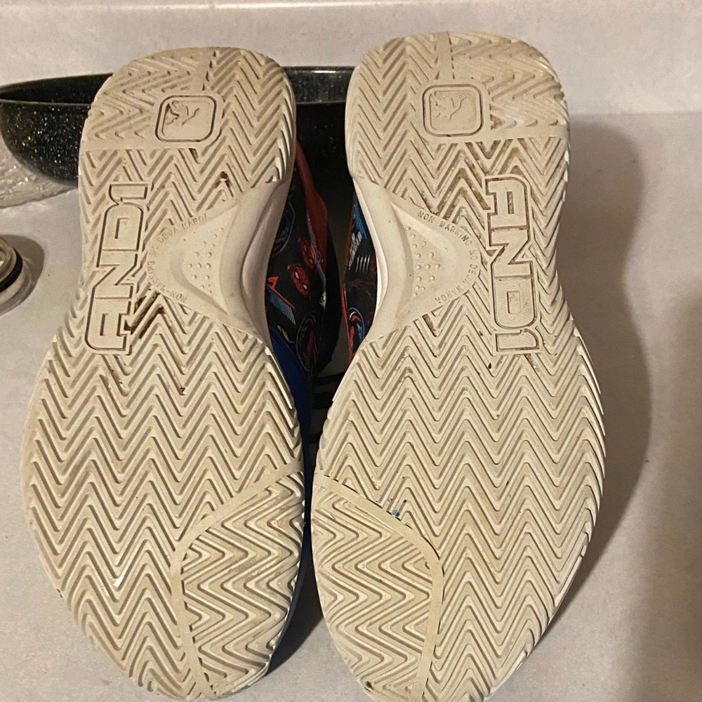 Men’s Size 9 Shaq And 1 Spider-Man shoes. Comfortable Shoes. - Picture 6 of 8